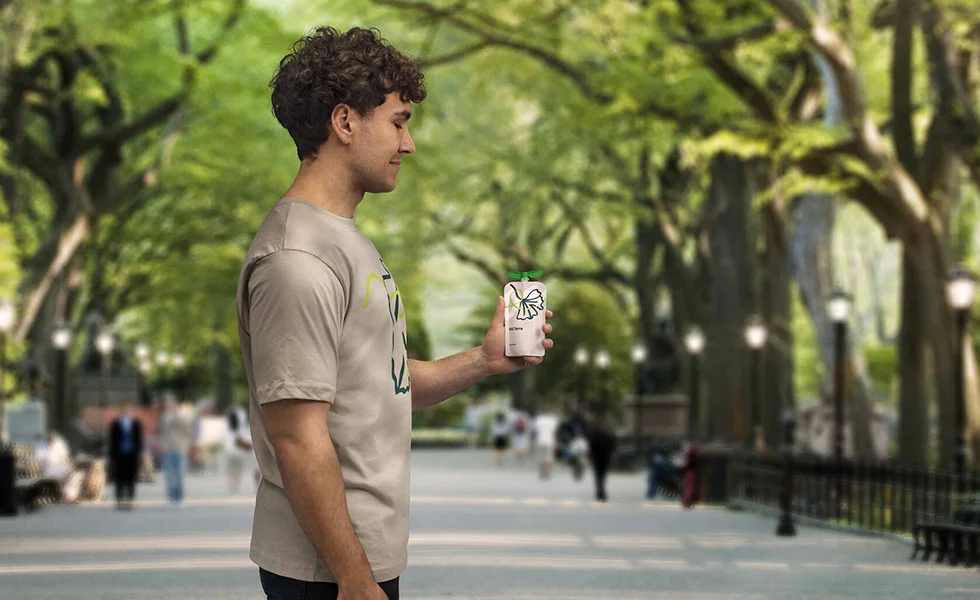 A man holding the Spouted Pouch packaging (photo)