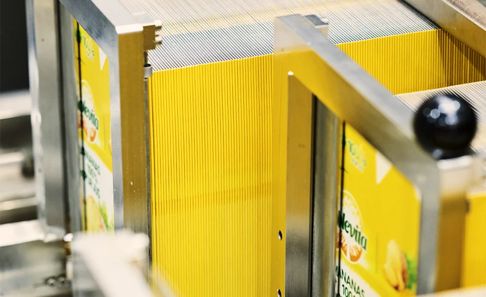 Production process of the SIG carton sleeves - a close-up. (photo)