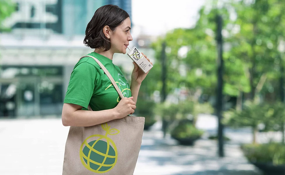 A woman drinking from the SIG Terra packaging (photo)