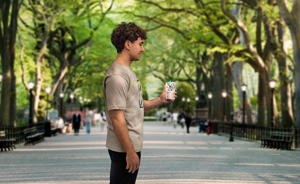 A man holding the Spouted Pouch packaging (photo)
