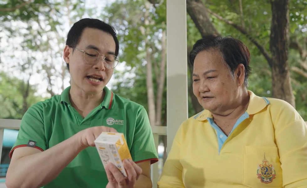 Two people looking at a product package together (photo)