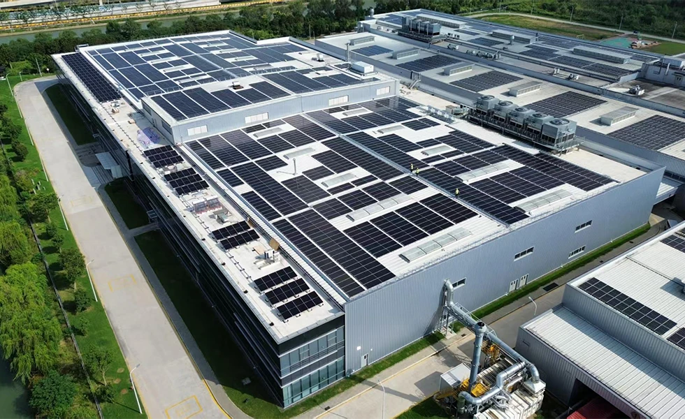 Solar panels on the roof of the SIG factory (photo)