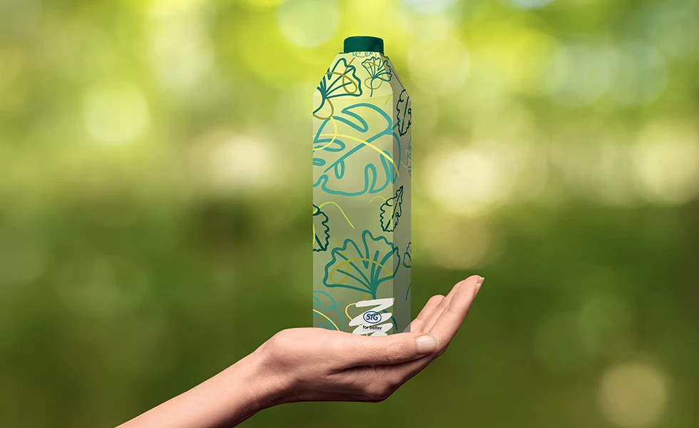 A woman holding an aseptic carton (photo)